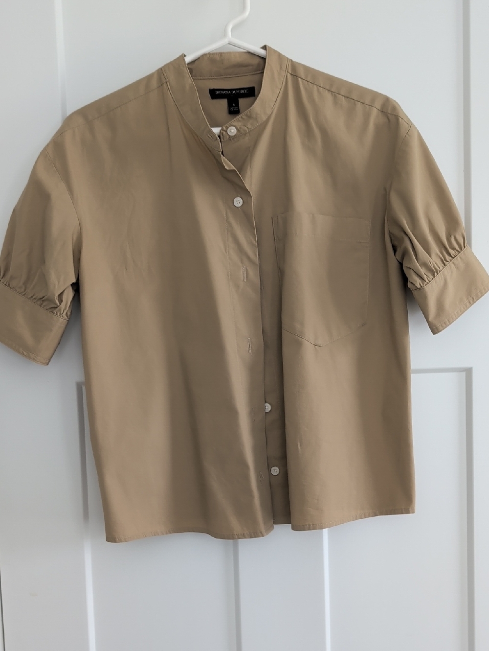 NWOT Banana Republic Short Sleeve Mandarin Shirt - Beige Size Small